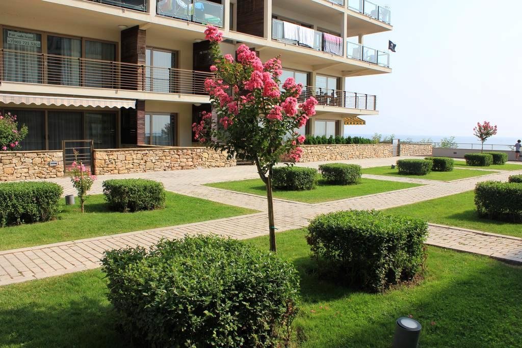 Möblierte Wohnung mit Meer- und Bergblick in einer luxuriösen Wohnanlage in erster Meereslinie in Obzor
