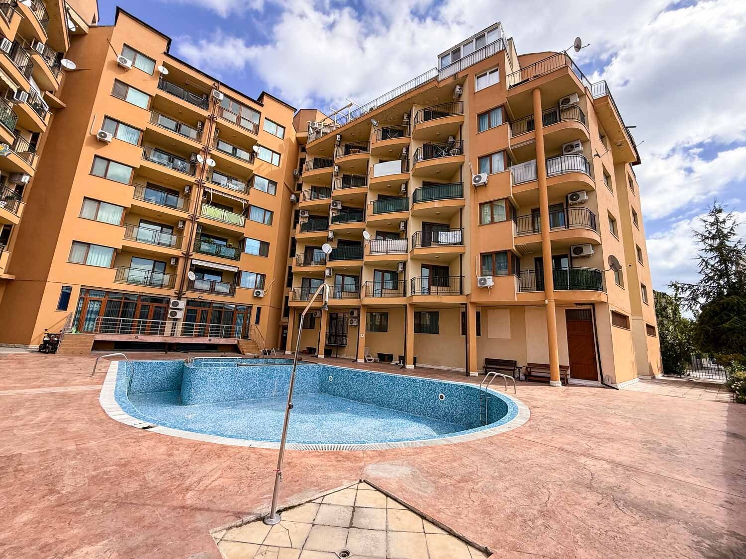 Zweizimmerwohnung mit Blick auf den Pool im Komplex Amadeus 5, Sonnenstrand, Bulgarien