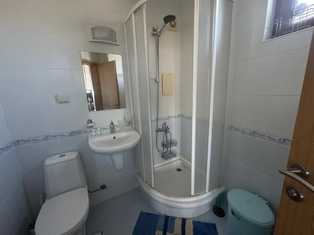 Kompaktes Duschbad mit Komfort: Moderne Runddusche und praktische Ausstattung auf kleinstem Raum!