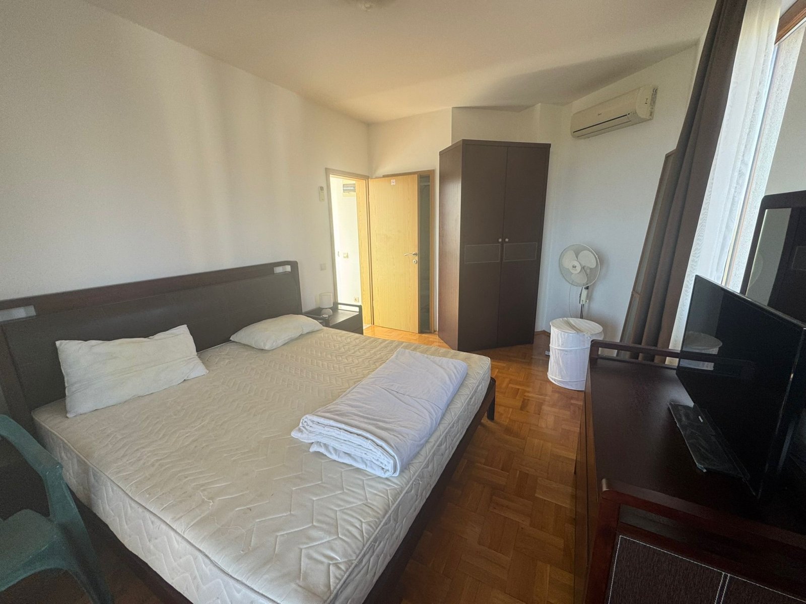 Komfort pur: Moderne Schlafzimmer-Oase mit Klimaanlage und durchdachter Raumaufteilung