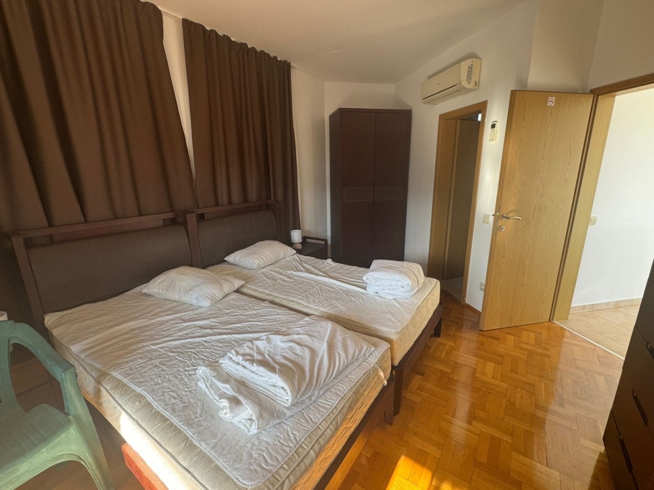 Komfortables Schlafzimmer mit Klimaanlage und elegantem Parkett - Ihr neues Zuhause wartet!