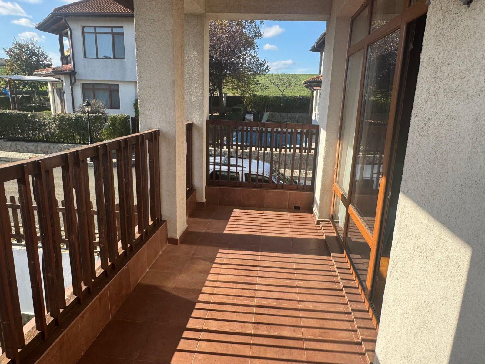 Sonnendurchfluteter Balkon mit elegantem Holzdekor - Ihr privater Rückzugsort mit Weitblick!