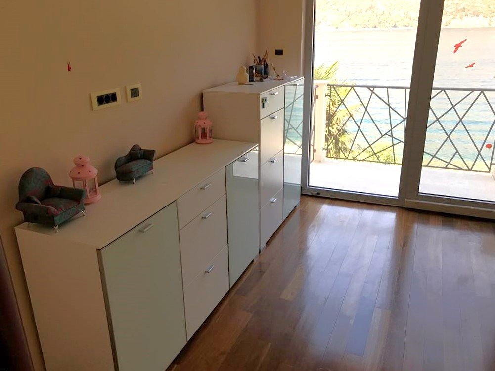 Unique villa right by the sea in Stoliv with a large garden, garage and panoramic sea views.