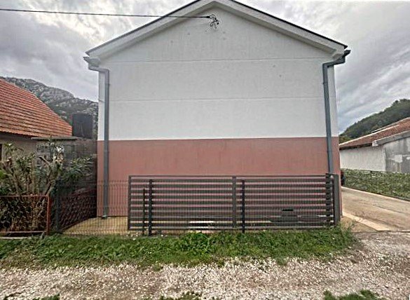 Family house with two apartments, quiet location and parking in Djurmani, Bar