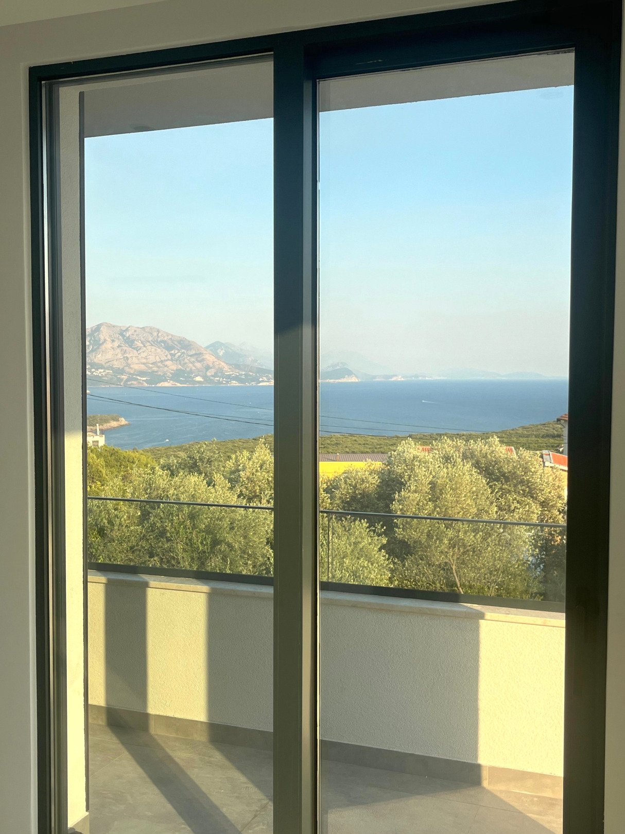 New modern house with a swimming pool and a double garage near the sea - peace and style in Kotor, Krimovice