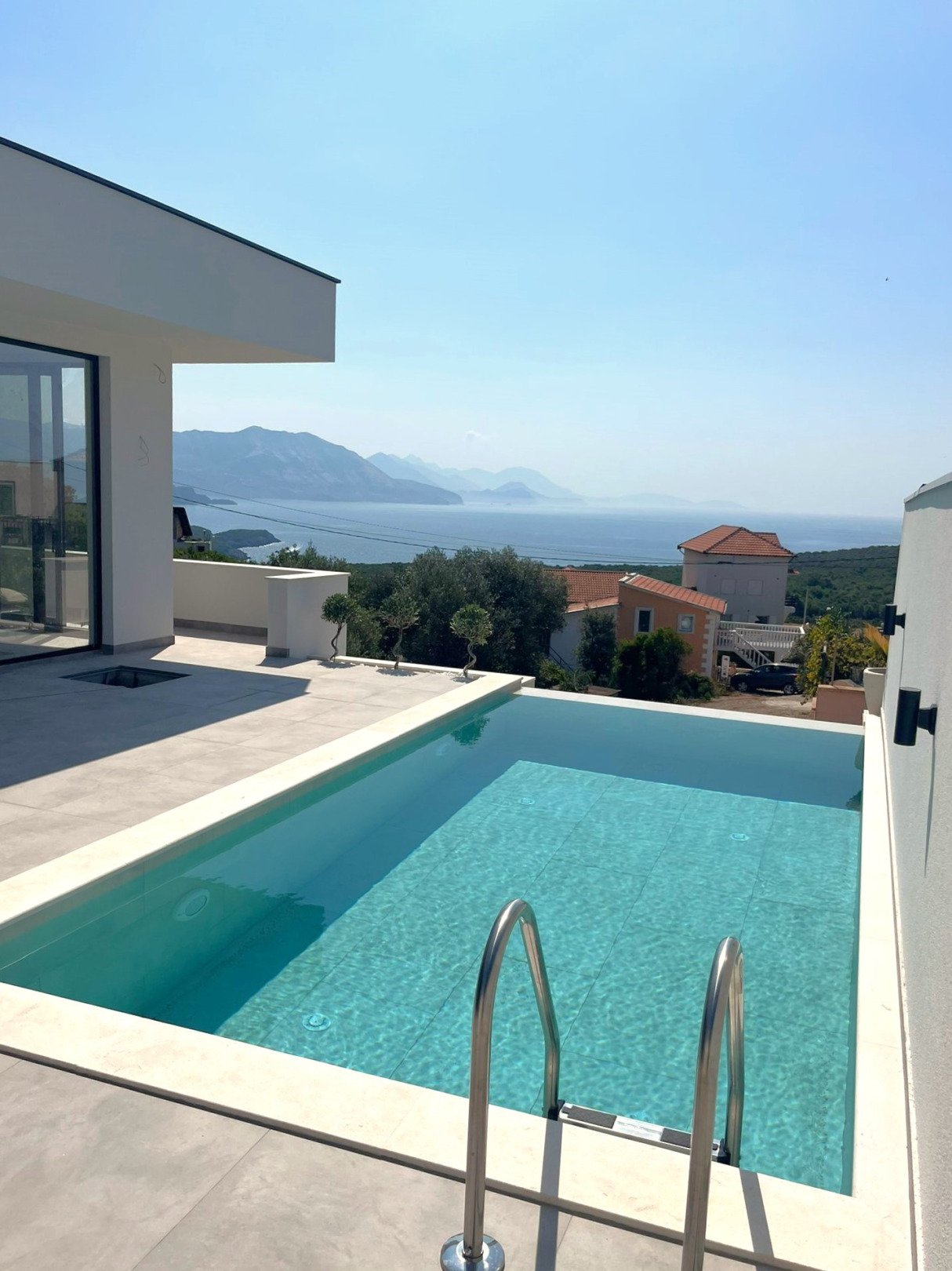 New modern house with a swimming pool and a double garage near the sea - peace and style in Kotor, Krimovice