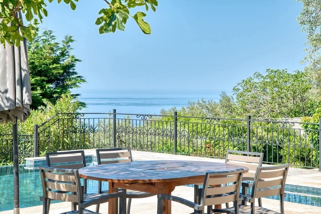 Reževići: Exclusive villa with pool and large plot with panoramic sea and mountain views in Reževići Reževići: Exclusive villa with pool and large plot with panoramic sea and mountain views in Reževići