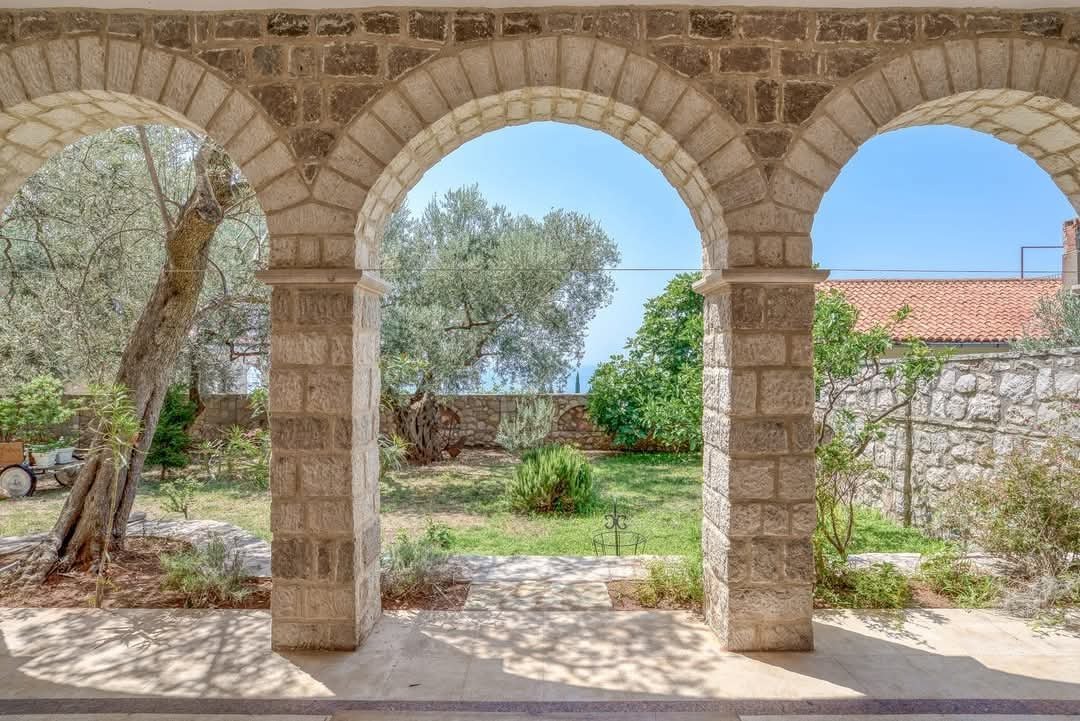 Exclusive villa with pool and large plot with panoramic sea and mountain views in Reževići