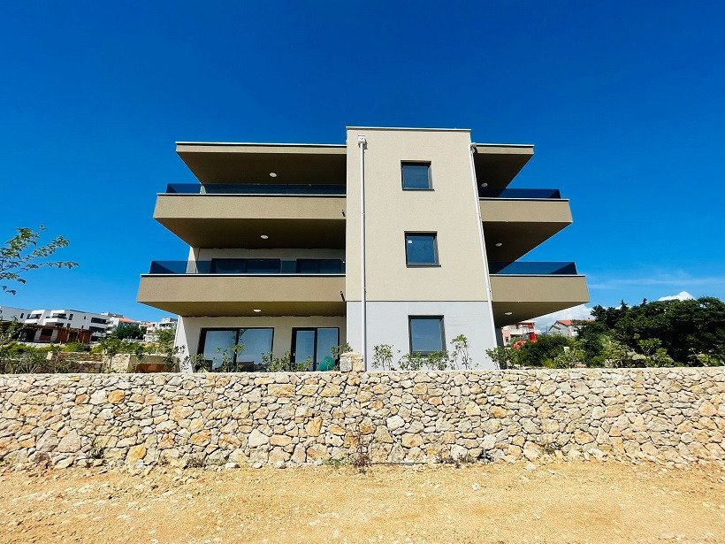 Novalja, Pag: New modern apartment with large terrace and garden – Novalja, Pag 