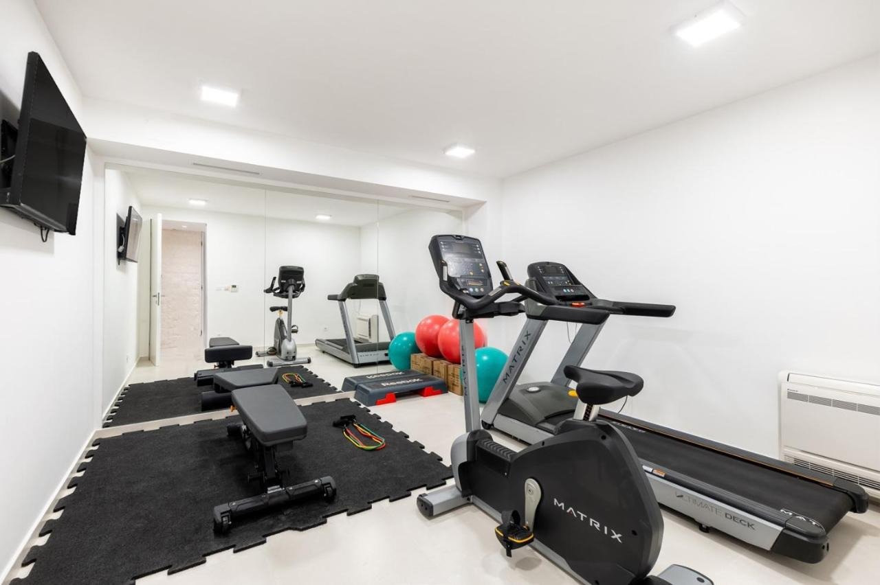 7HR210Repräsentative Villa mit Wellnessbereich und Blick auf das Meer und die Inseln, Podstrana