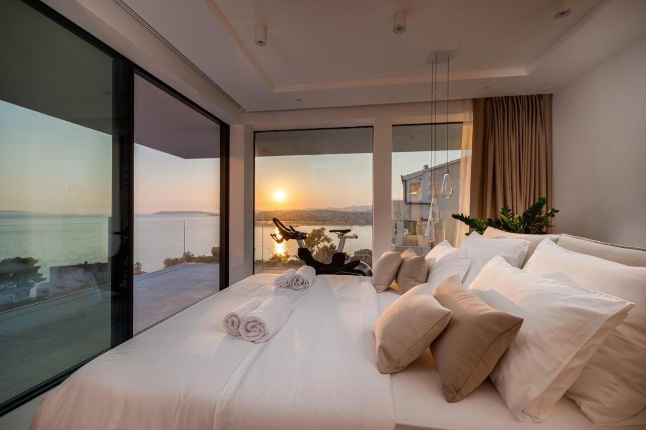 7HR210Repräsentative Villa mit Wellnessbereich und Blick auf das Meer und die Inseln, Podstrana