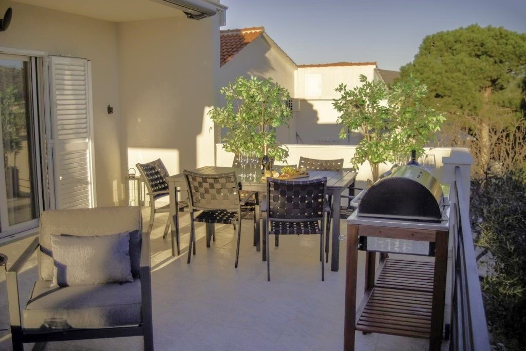 Rogoznica: Spacious apartment with a large terrace and open sea view in Rogoznica 