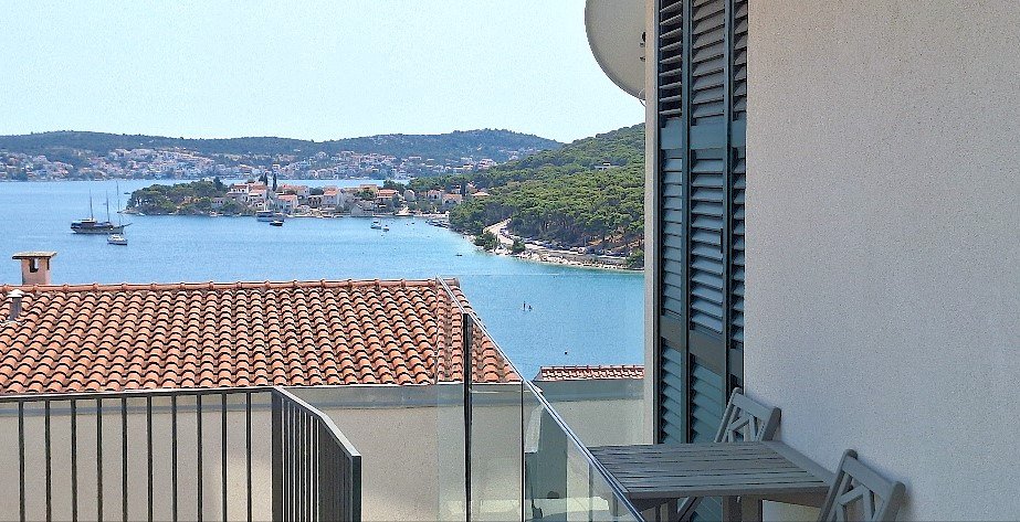 Spacious apartment with sea view and peace, Rogoznica