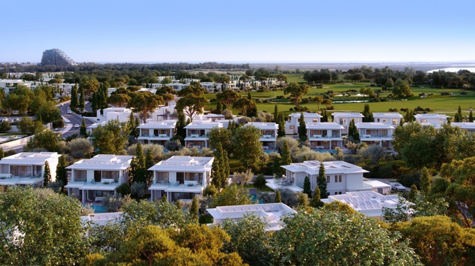 Große Luxusvilla mit großem Grundstück und Swimmingpool direkt neben dem renommiertesten Golfclub in Limassol