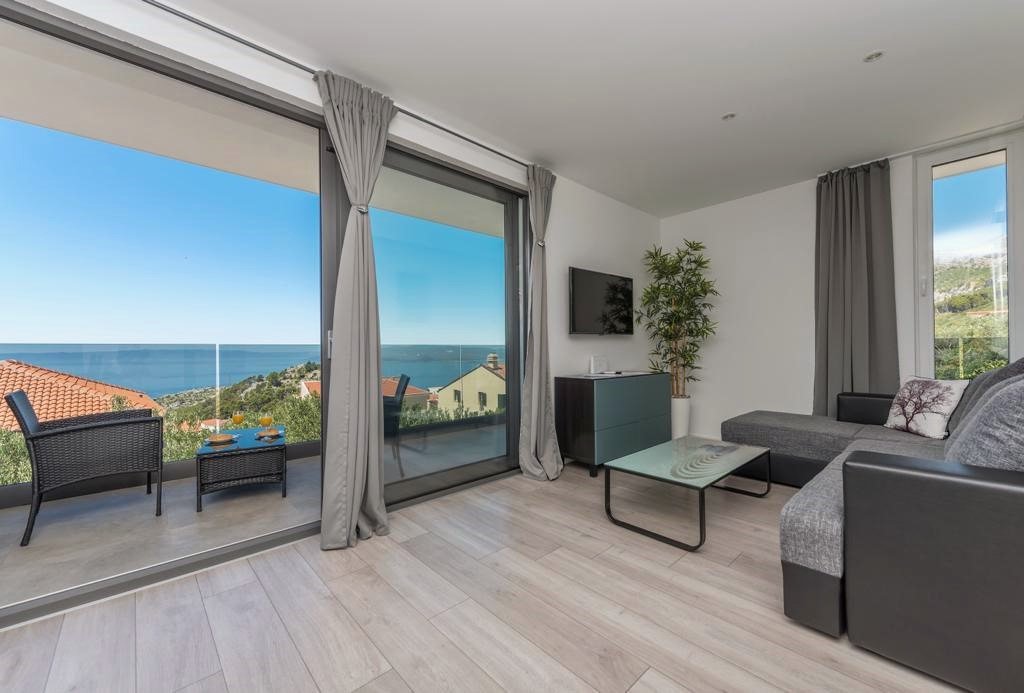 Makarska: Stilvolles Apartmenthaus mit Pool und Meerblick im Herzen der Makarska Riviera 