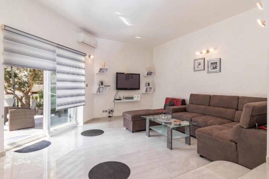 Modernly furnished apartment with a swimming pool in an attractive location, close to the beach in Medulin
