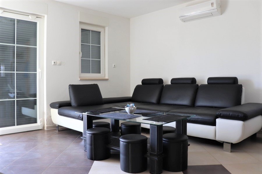 Elegant ground floor apartment with a garden of 60 m² in a quiet part of Medulin