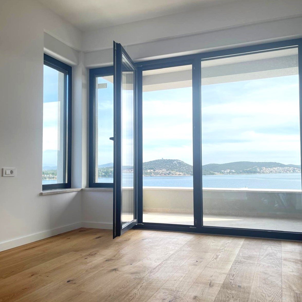 Nova, luxury villa, 150 m from the sea, panoramic view, swimming pool, garage in Betina, Tisno