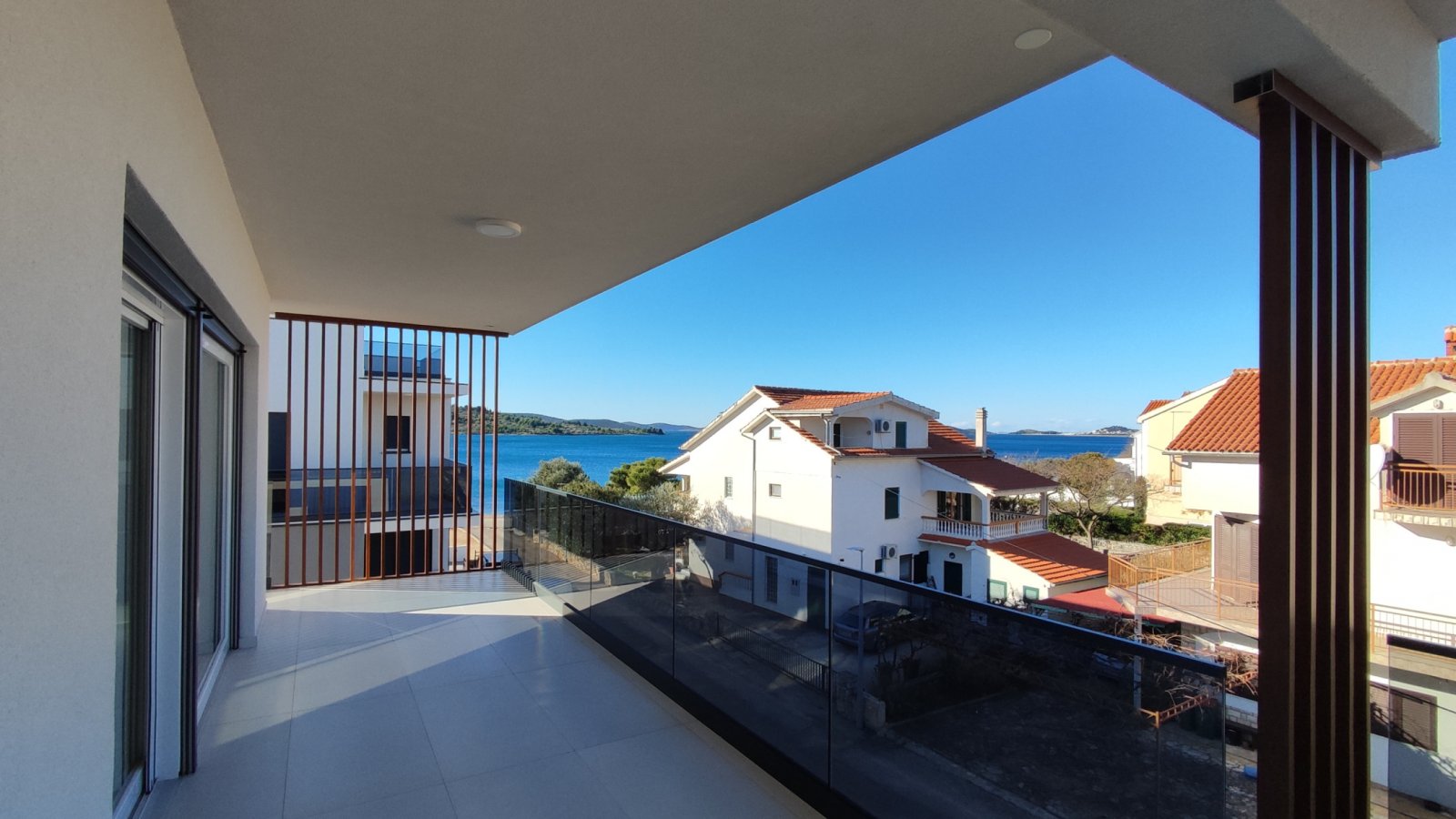 Exclusive duplex apartment with roof terrace by the Srima beach