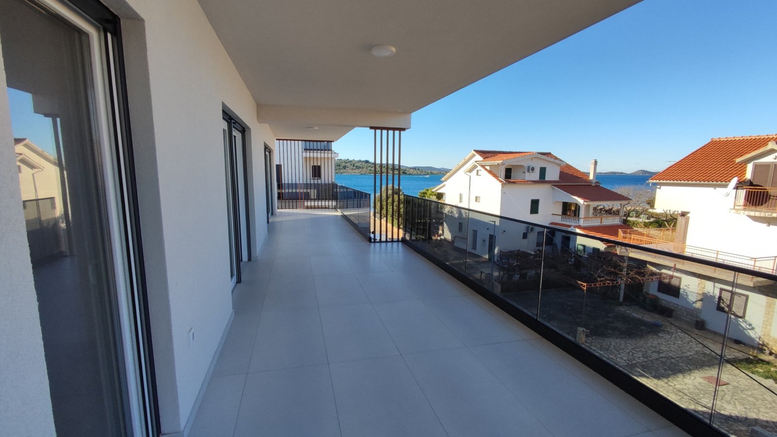 Exclusive duplex apartment with roof terrace by the Srima beach