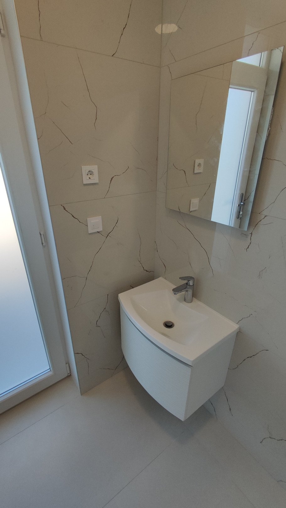 Exclusive duplex apartment with roof terrace by the Srima beach
