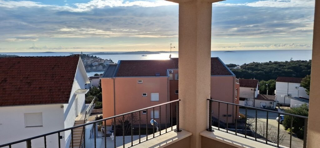 Exkluzivní penthouse s otevřeným výhledem na moře a staré město Primošten