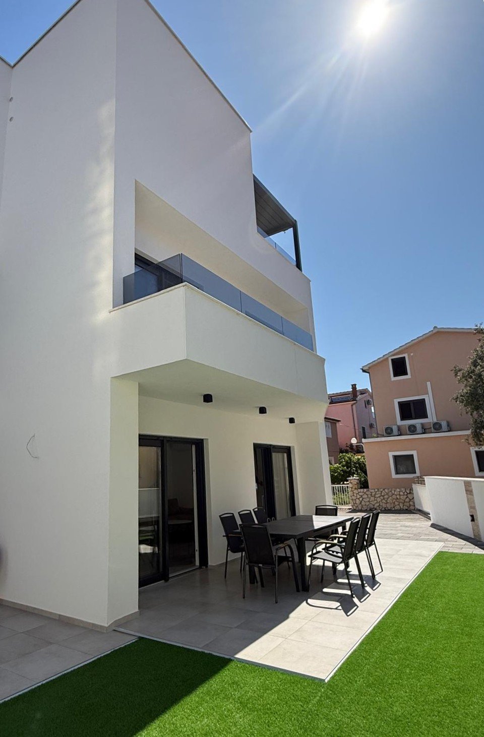 Modern semi-detached house with sea view and a few steps from Srima beach