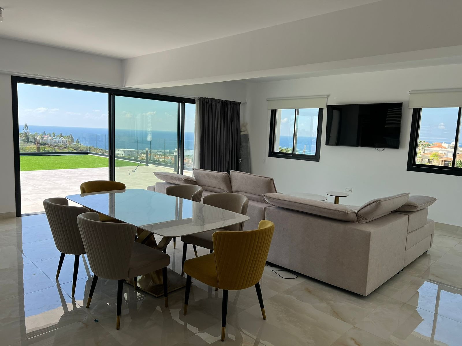 Luxuriöse 4-Zimmer-Wohnung in Paphos, drei Badezimmer, nur wenige Gehminuten vom Flughafen und vom Strand entfernt.