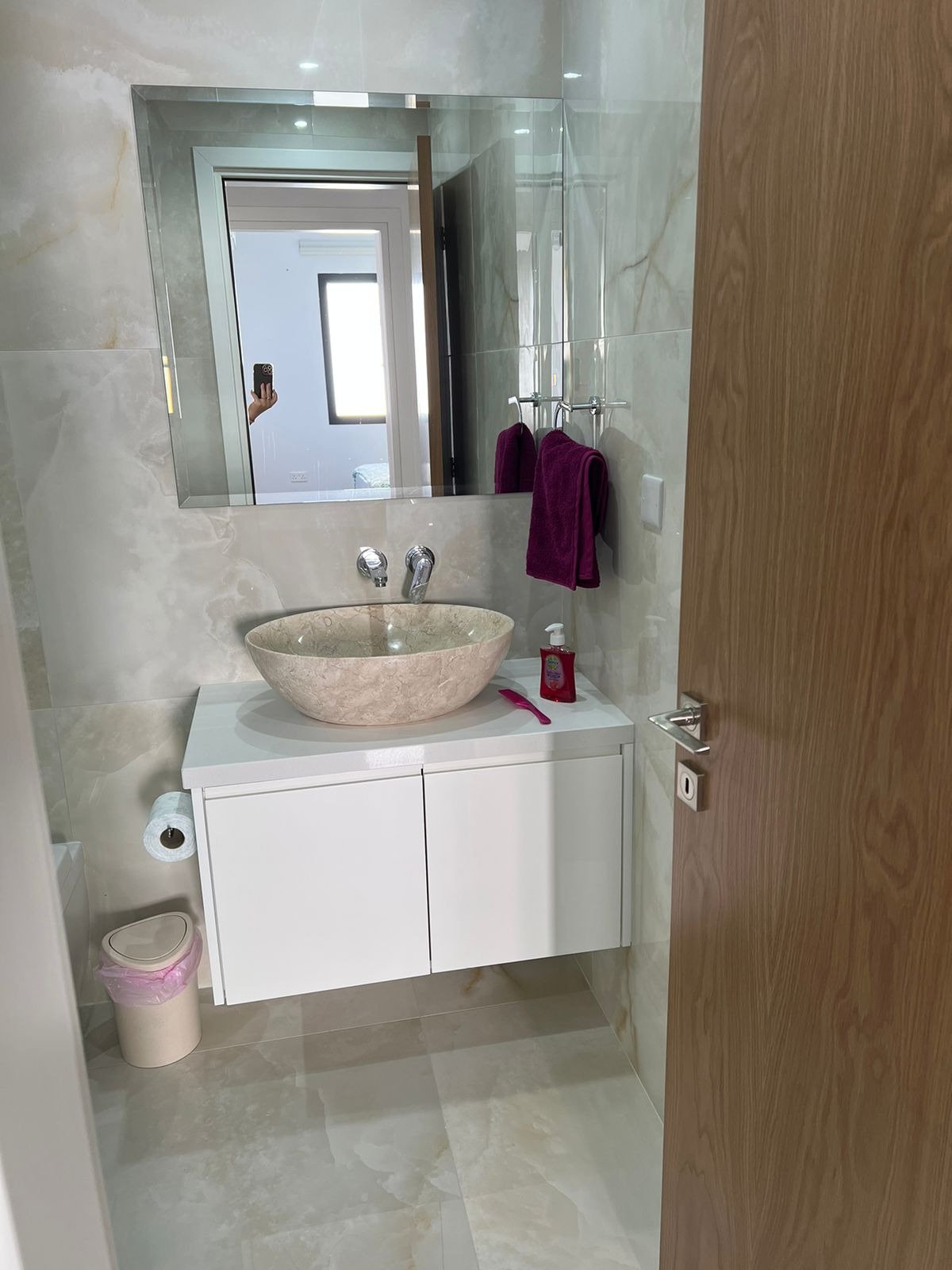 Luxuriöse 4-Zimmer-Wohnung in Paphos, drei Badezimmer, nur wenige Gehminuten vom Flughafen und vom Strand entfernt.