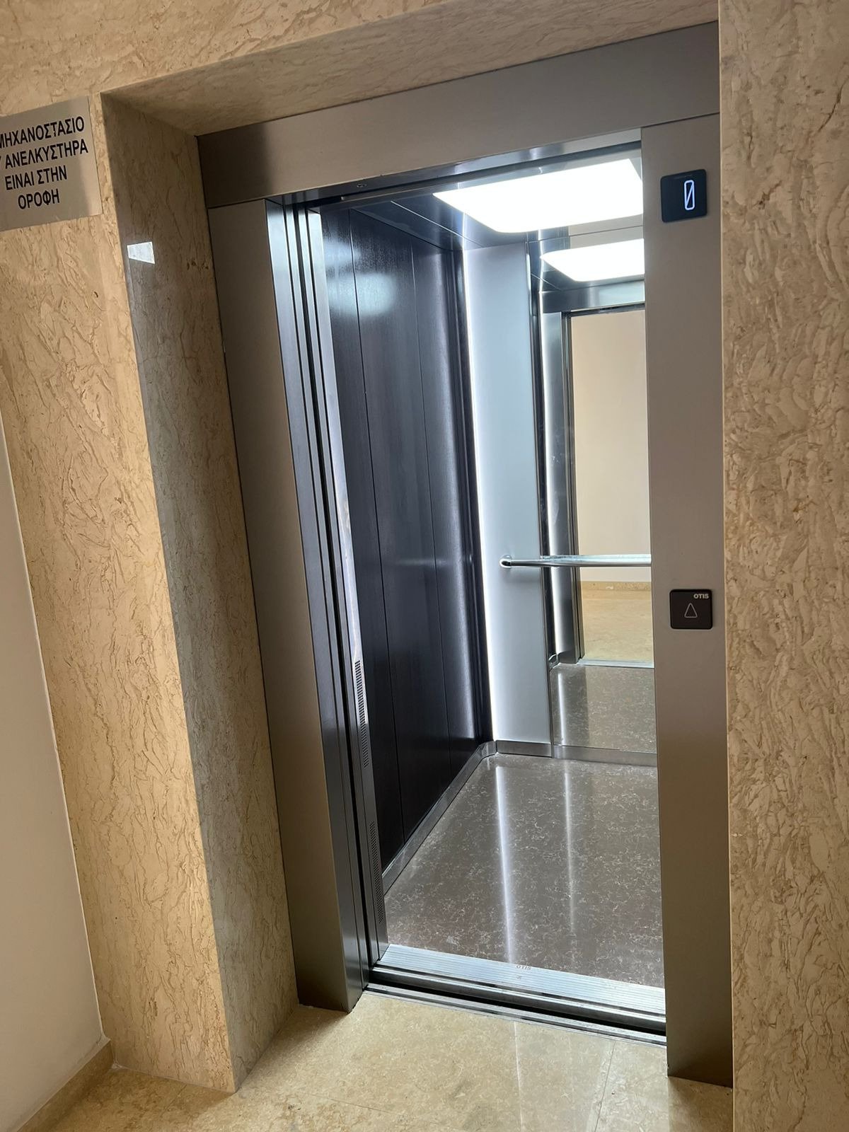 Luxuriöse 4-Zimmer-Wohnung in Paphos, drei Badezimmer, nur wenige Gehminuten vom Flughafen und vom Strand entfernt.