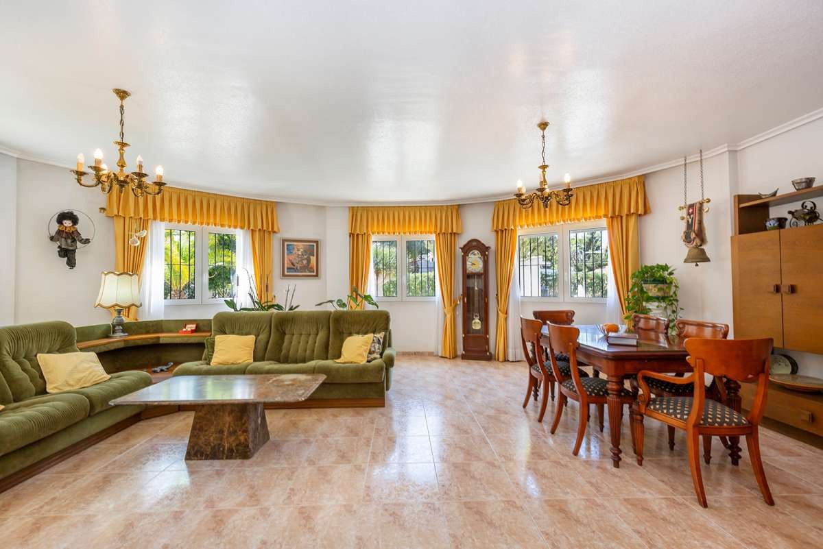 Luxurious corner villa in the heart of Cabo Roig – comfortable living by the sea