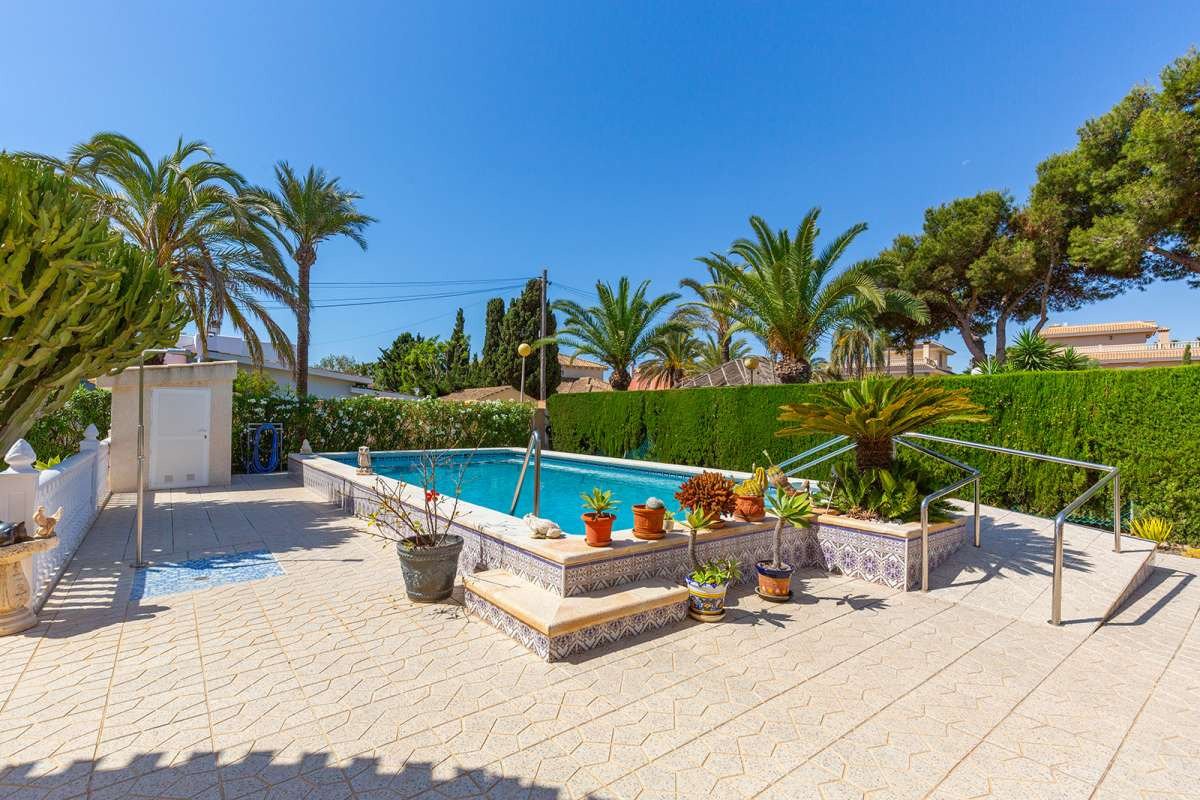 Luxurious corner villa in the heart of Cabo Roig – comfortable living by the sea