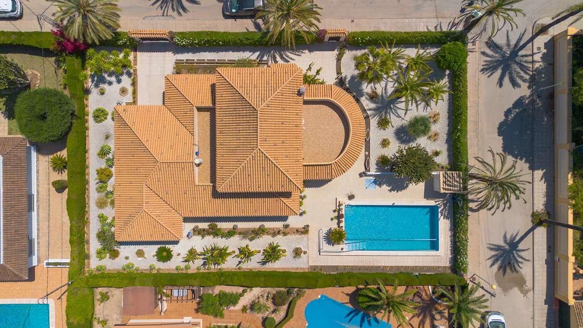 Luxurious corner villa in the heart of Cabo Roig – comfortable living by the sea