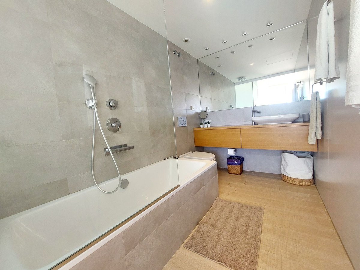 Luxury apartment with breathtaking sea views in the prestigious location of Fuengirola