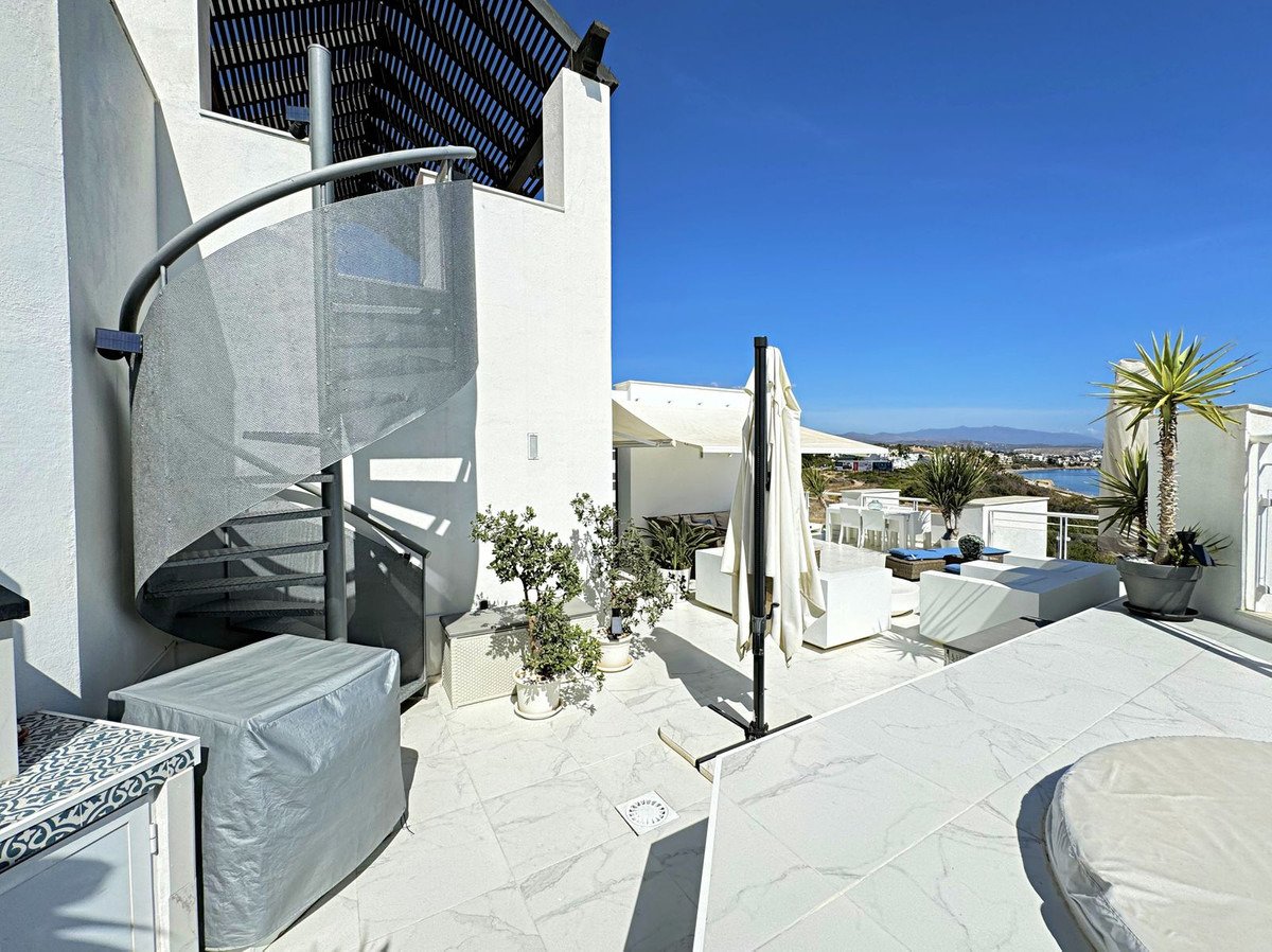 Luxuriöses Penthouse in erster Strandreihe mit 200 m² Terrasse und atemberaubendem Meerblick.