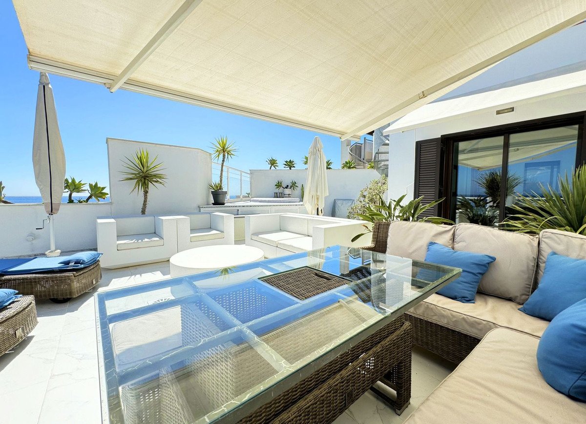Luxuriöses Penthouse in erster Strandreihe mit 200 m² Terrasse und atemberaubendem Meerblick.
