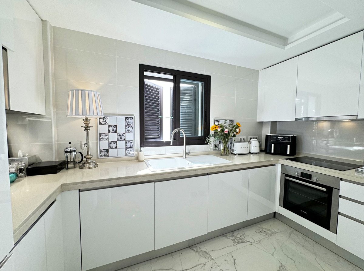 Luxuriöses Penthouse in erster Strandreihe mit 200 m² Terrasse und atemberaubendem Meerblick.
