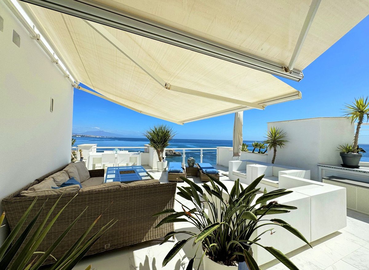 Luxuriöses Penthouse in erster Strandreihe mit 200 m² Terrasse und atemberaubendem Meerblick.
