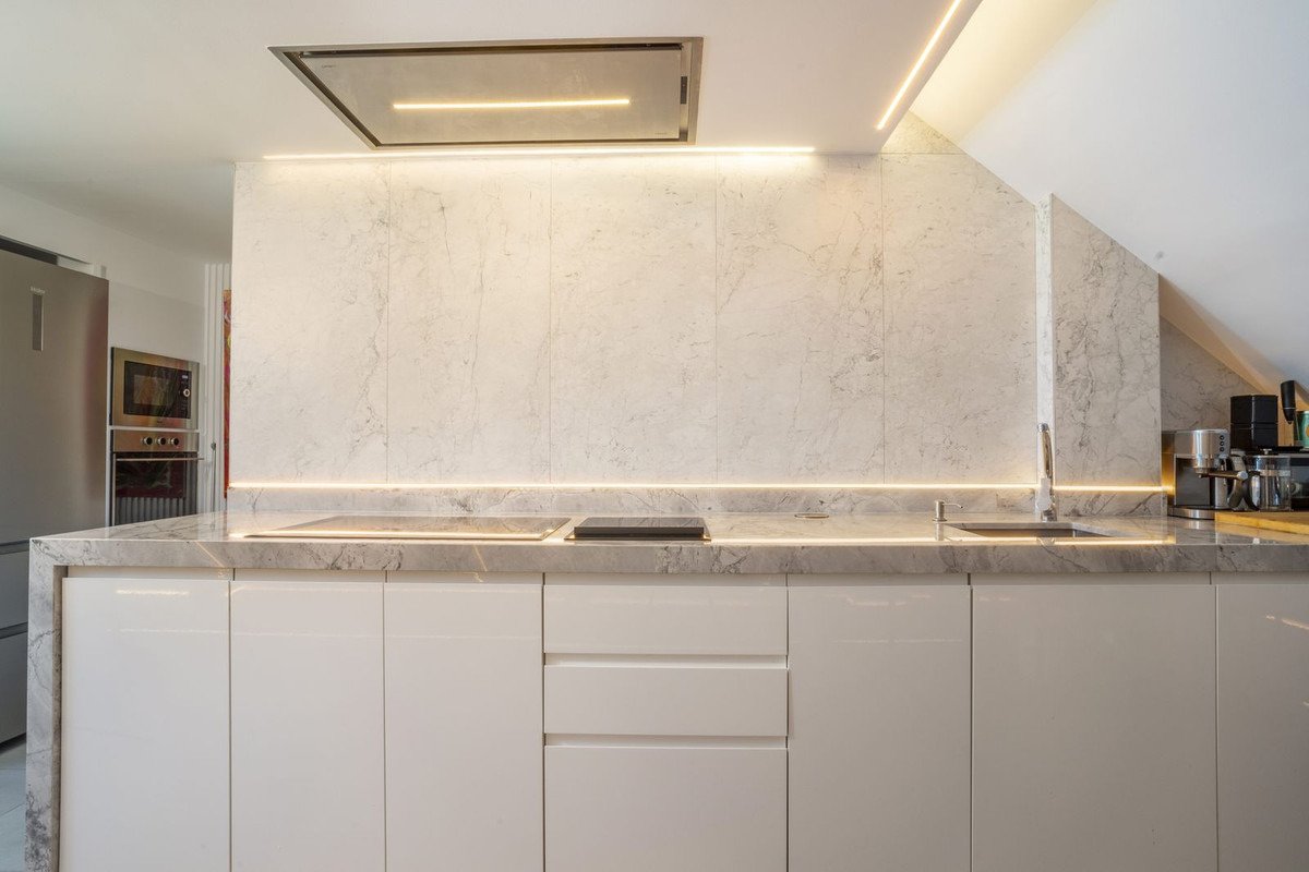 Exklusives, modernes 2-Zimmer-Apartment in Manila mit atemberaubendem Meerblick