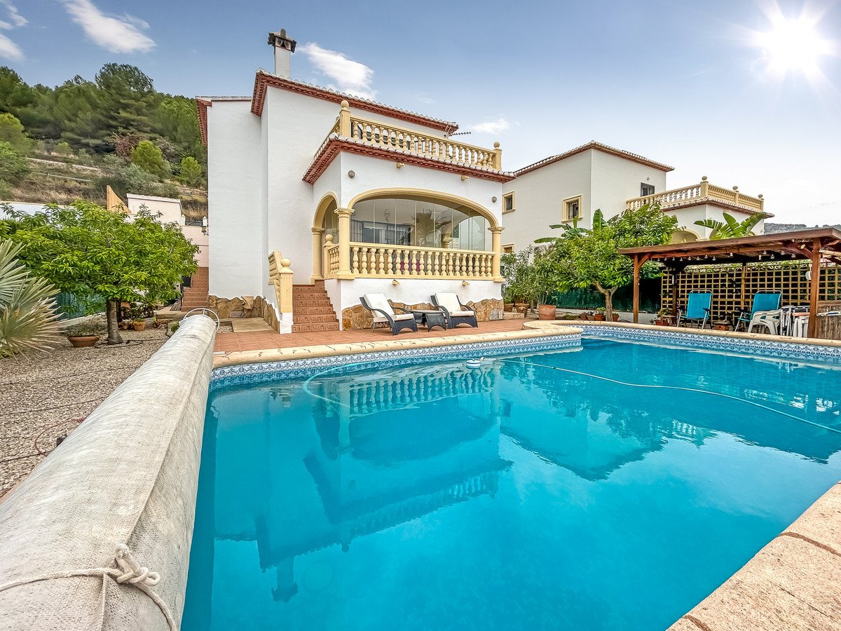 Wunderschöne, freistehende Villa mit 3 Schlafzimmern und 2 Bädern in der Nähe des Zentrums von Sagra, Alicante.