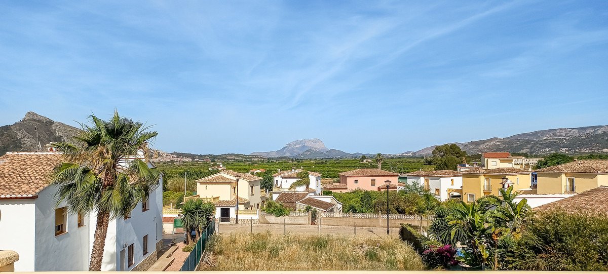 Wunderschöne, freistehende Villa mit 3 Schlafzimmern und 2 Bädern in der Nähe des Zentrums von Sagra, Alicante.