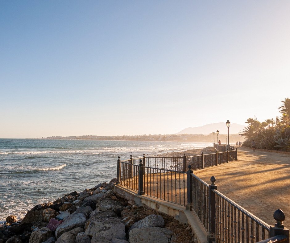 Modernes Apartment mit atemberaubendem Meerblick in La Resina, Costa del Sol