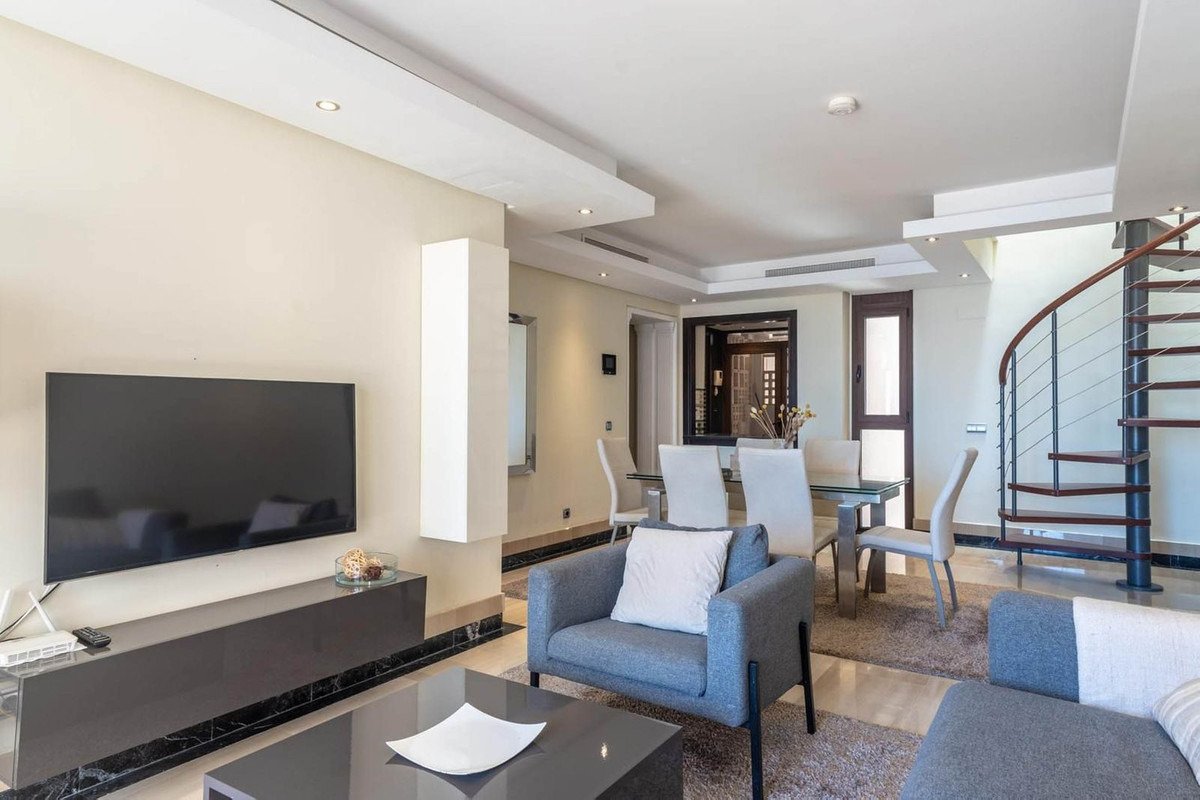 Duplex-Penthouse mit Meerblick und privatem Pool – Bahía de la Plata, Estepona