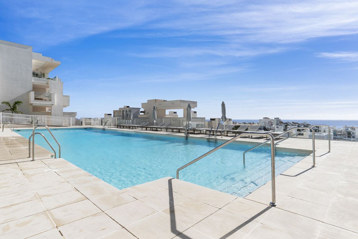 Elegant maisonette with views, terrace and two garages in the prestigious location of Las Mesas, Estepona