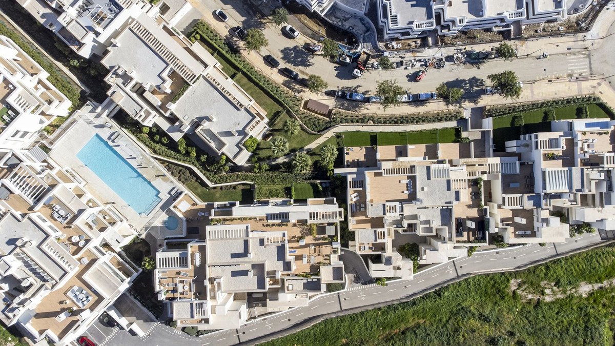 Elegant maisonette with views, terrace and two garages in the prestigious location of Las Mesas, Estepona