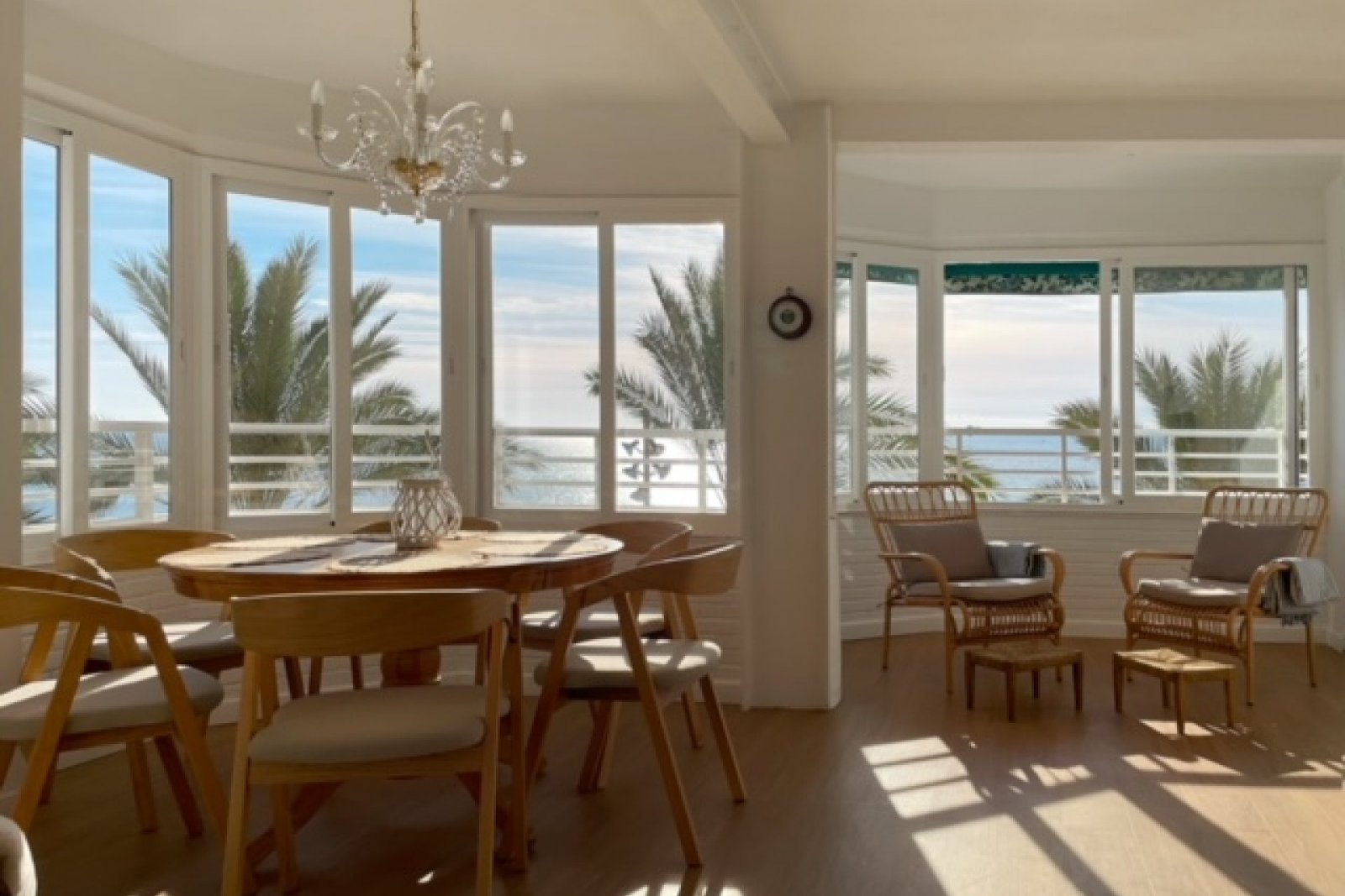 Torrevieja, Alicante: Luxury apartment with sea views on the first line - only for those who want the best of Torrevieja 