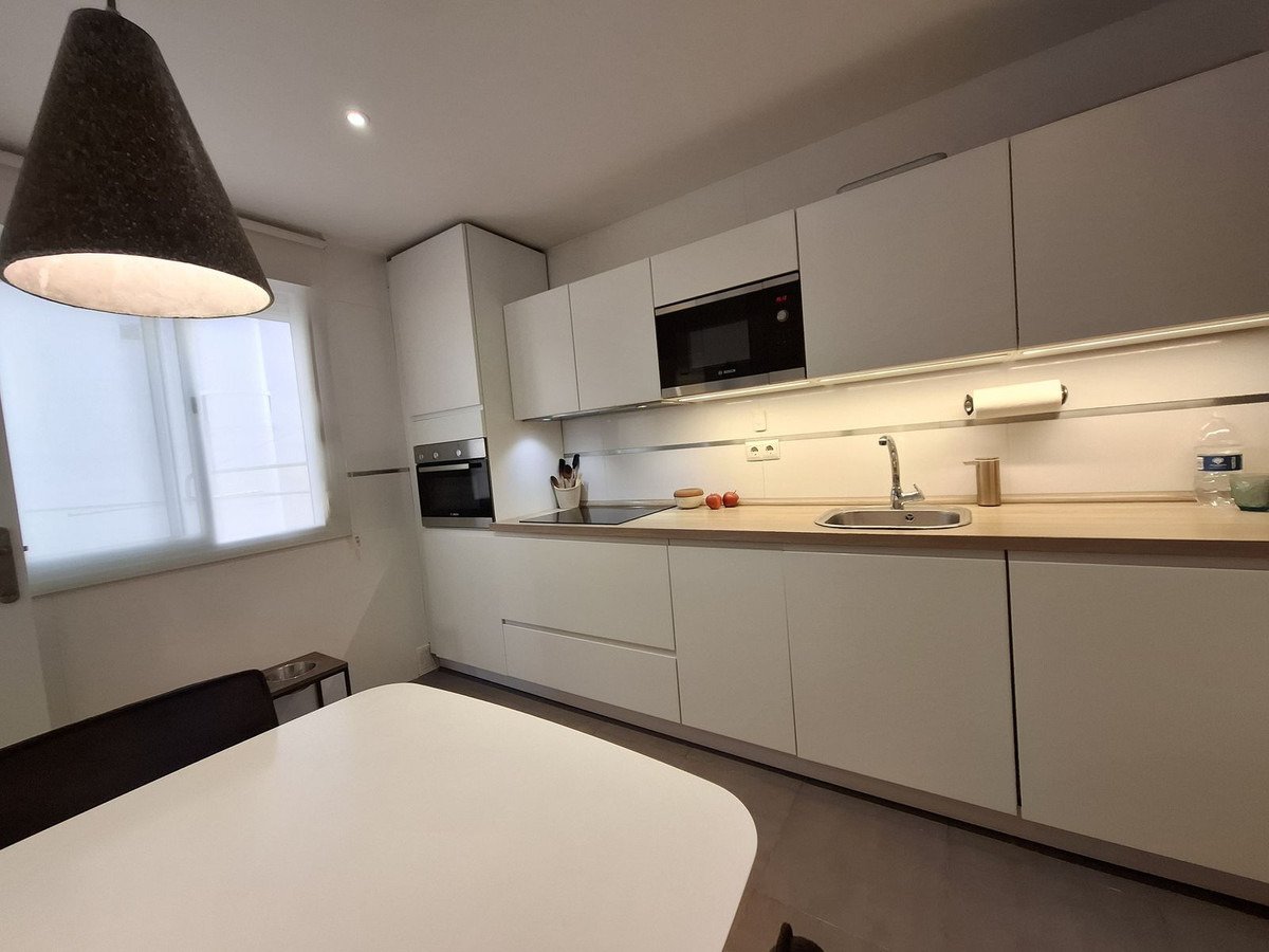 Bright duplex penthouse, 100 m from La Bajadilla beach – Marbella