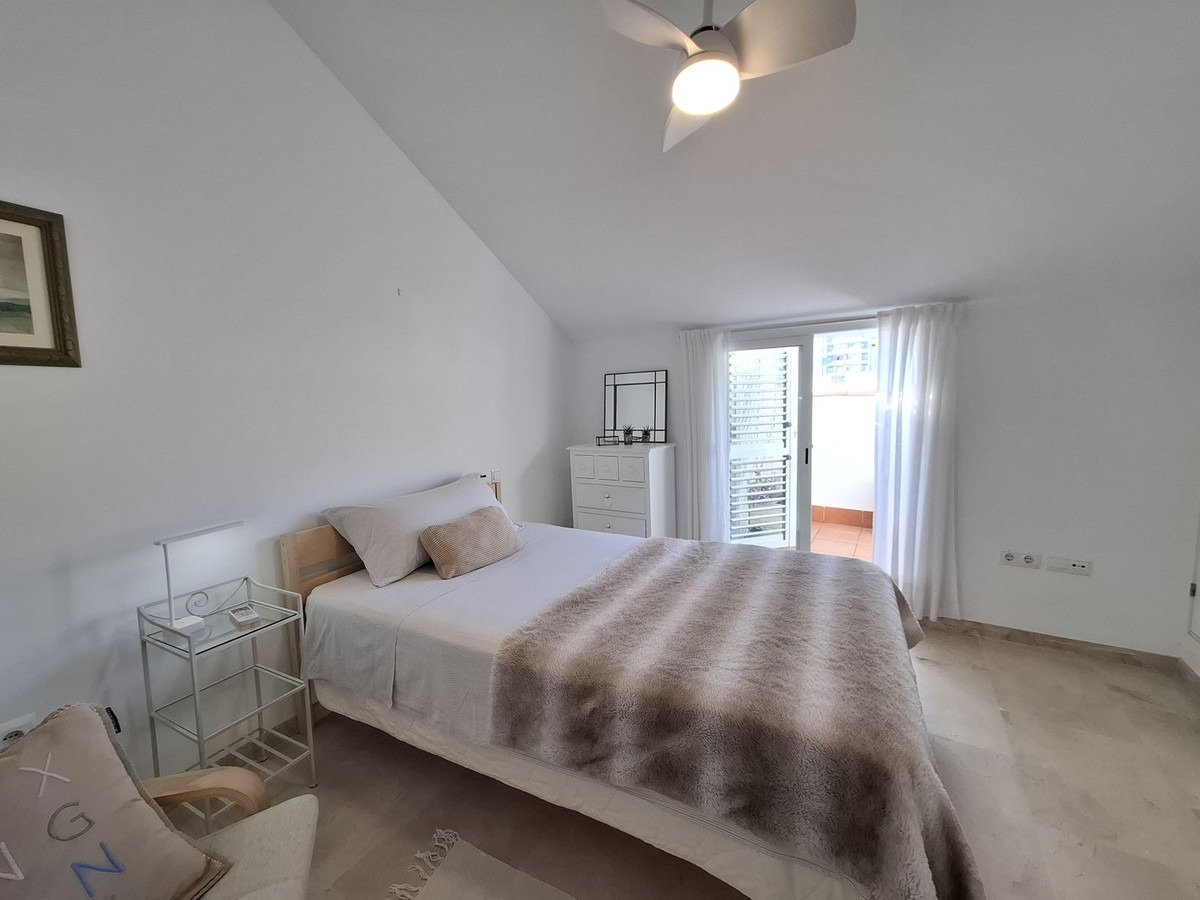 Bright duplex penthouse, 100 m from La Bajadilla beach – Marbella