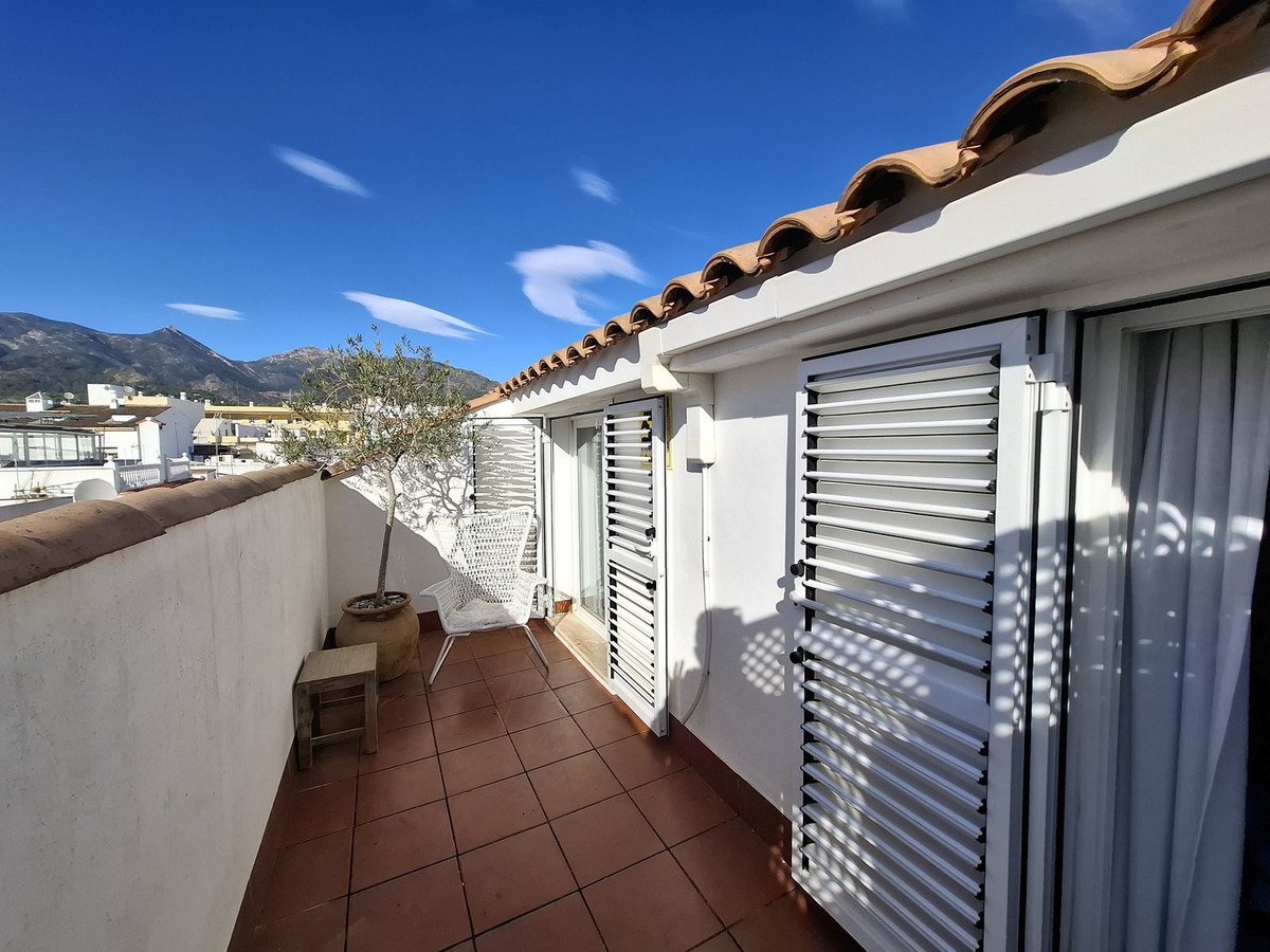 Bright duplex penthouse, 100 m from La Bajadilla beach – Marbella