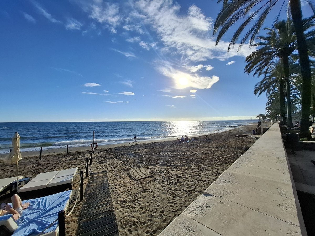 Bright duplex penthouse, 100 m from La Bajadilla beach – Marbella